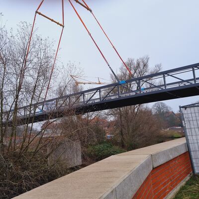 Ablage des Brückenelements auf den neuen Brückenpfeilern