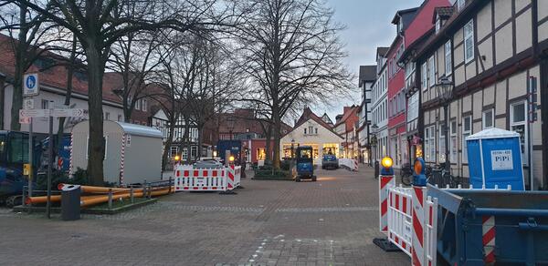 Das Foto zeigt den Brandplatz im Februar von der Schuhstraße aus. Es stehen schon die ersten Baufahrzeuge herum, da die Leitungen erneuert werden.