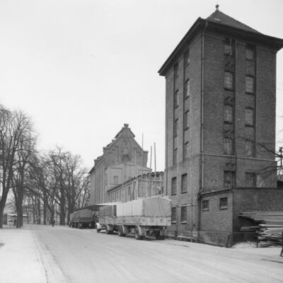 Das Foto zeigt das Speichergebäude auf der Allerinsel, wie es 1955 aussah.