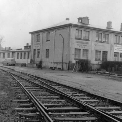 Das Fotos zeigt das Gebäude Hafenstraße 30 und die Eisenbahngleise auf der Allerinsel. Das Gebäude wurde inzwischen abgerissen, die Gleise wurden zurück gebaut.