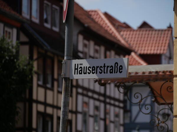 Foto vom Straßenschild der Häuserstraße in Northeim.