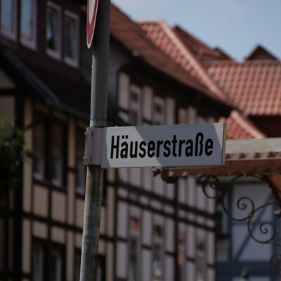 Foto vom Straßenschild der Häuserstraße in Northeim.