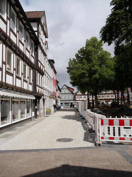 Baustelle am Brandplatz im Juli 2022. Der Blick geht von der Neuen Straße Richtung Schuhstraße auf der bereits fertiggestellten Westseite entlang.