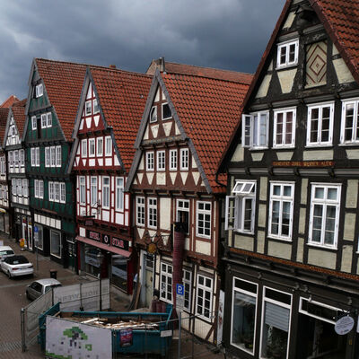 Baustelle in der Schuhstraße 5. Das Foto zeigt die Straßenfassade des Hauses und der Nachbarbebauung.