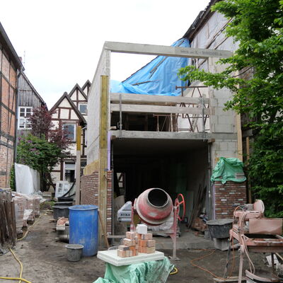 Das Foto zeigt den Rohbau des neuen Anbaus an Hinterhaus von Schuhstraße 5.